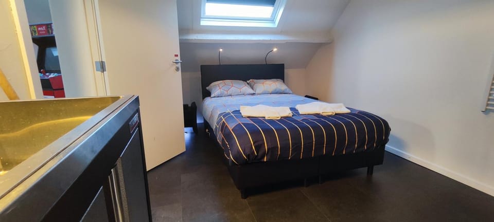 Bed, Bedroom, towels