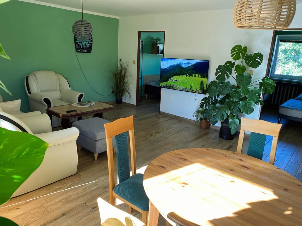 Communal lounge/ TV room, TV and multimedia, Living room, Seating area, Dining area