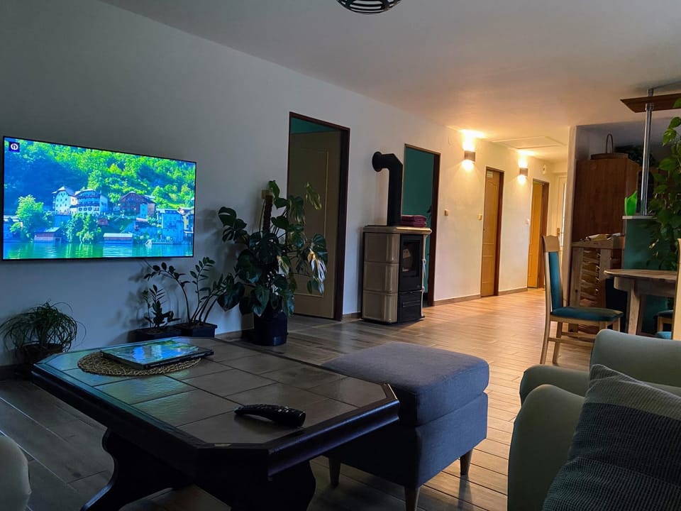 Communal lounge/ TV room, TV and multimedia, Living room, Seating area