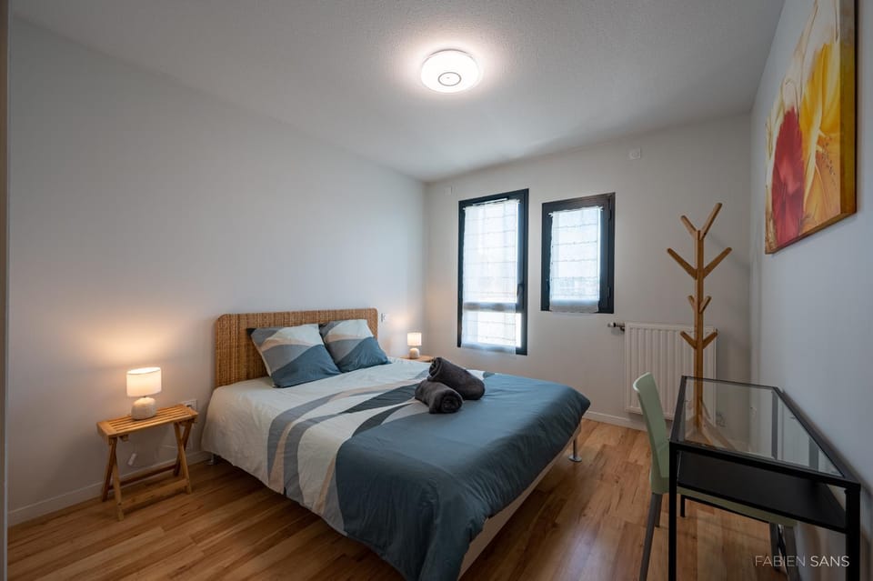Bed, Bedroom, towels