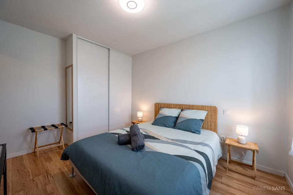 Bed, Bedroom, towels