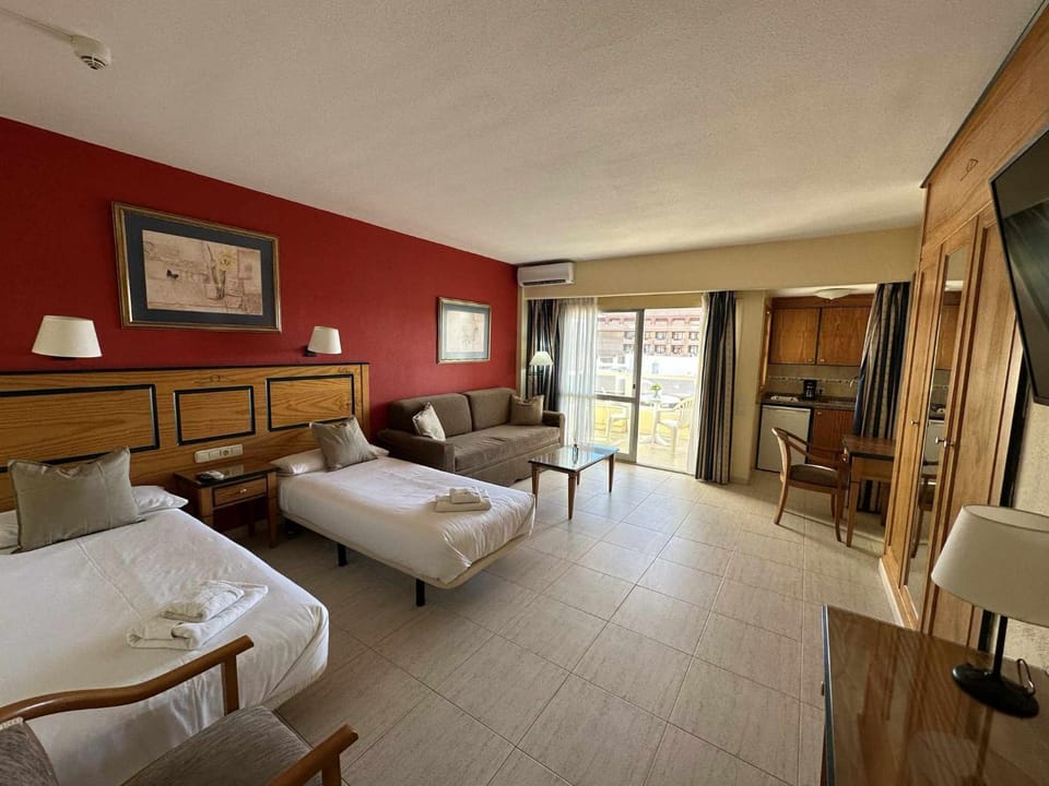 Communal lounge/ TV room, Bed, TV and multimedia, Kitchen or kitchenette, Photo of the whole room, Dining area