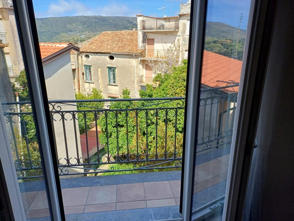 Balcony/Terrace, Mountain view