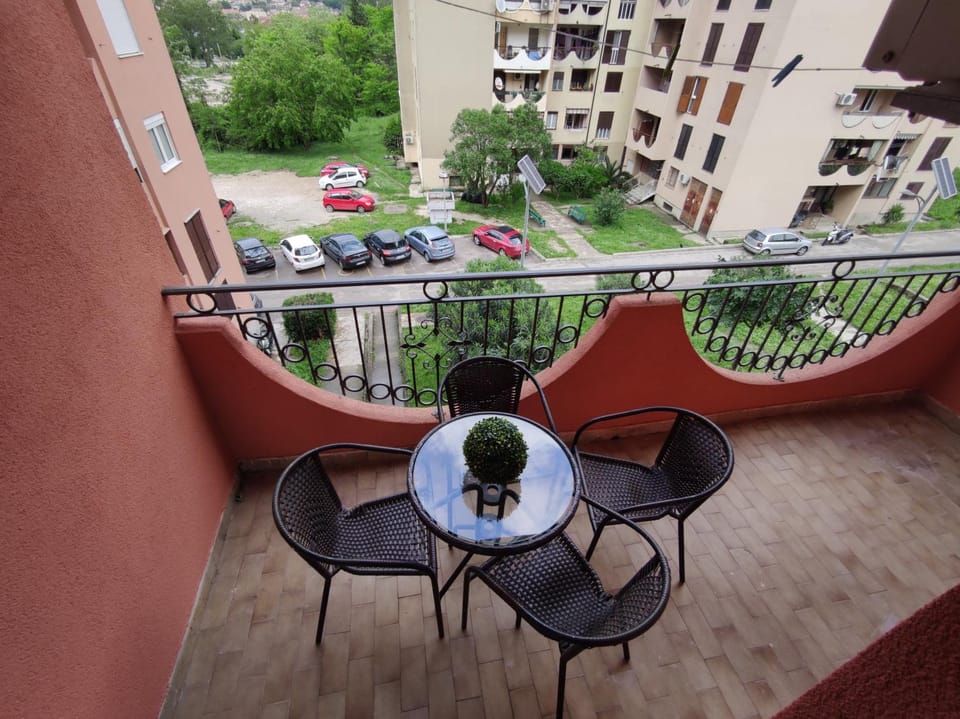 Neighbourhood, View (from property/room), Balcony/Terrace, Seating area, Street view, Parking