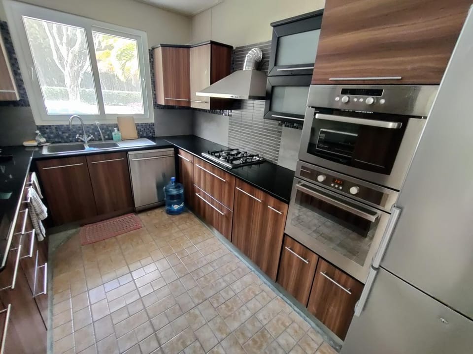 Coffee/tea facilities, Kitchen or kitchenette, dishwasher, microwave, minibar, oven, stove, toaster
