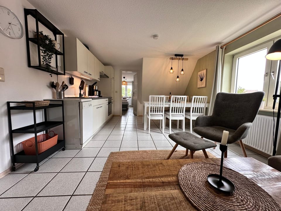 Kitchen or kitchenette, Living room, Seating area, Dining area