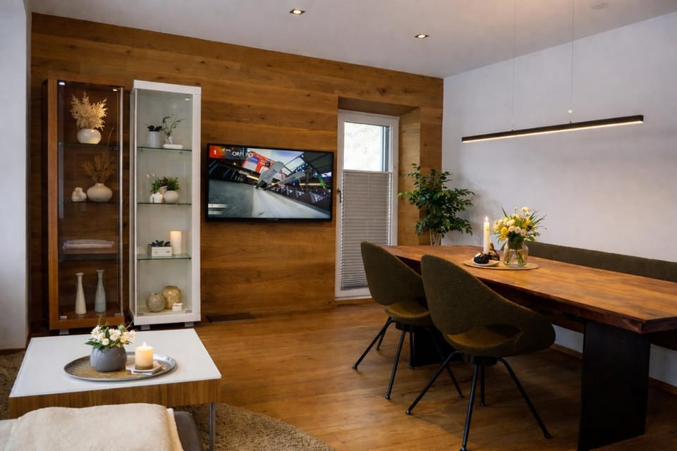 TV and multimedia, Living room, Seating area, Dining area