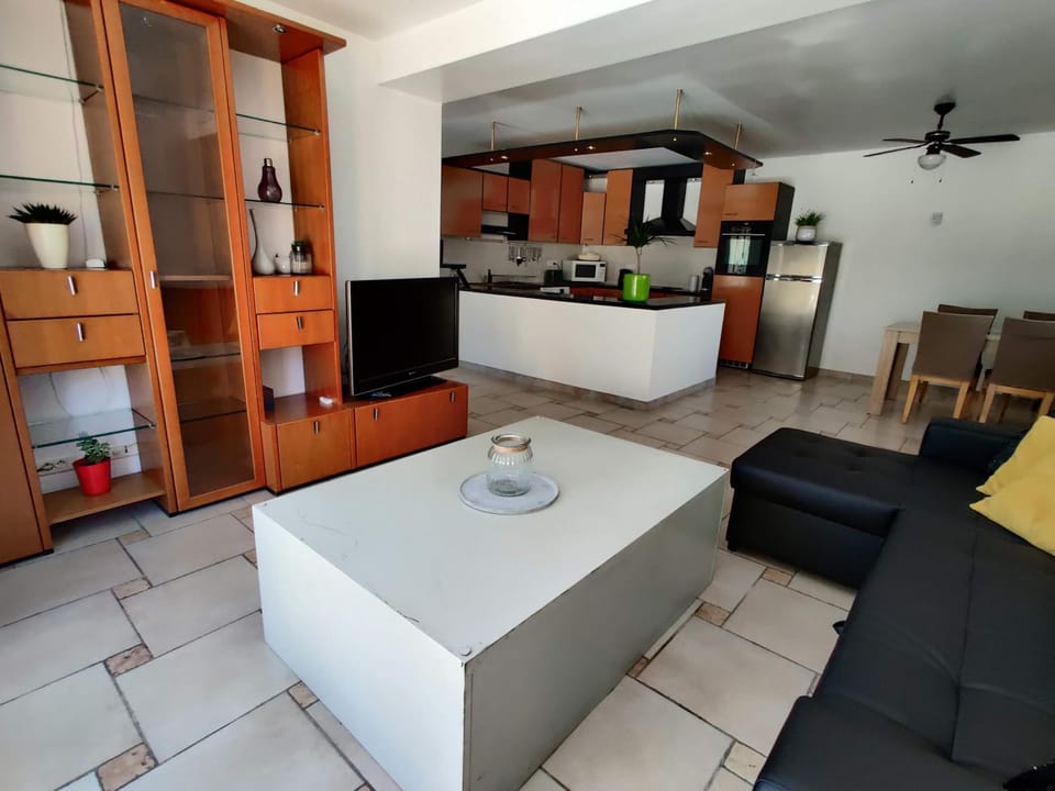 TV and multimedia, Kitchen or kitchenette, Living room, Seating area, Dining area, oven, stove