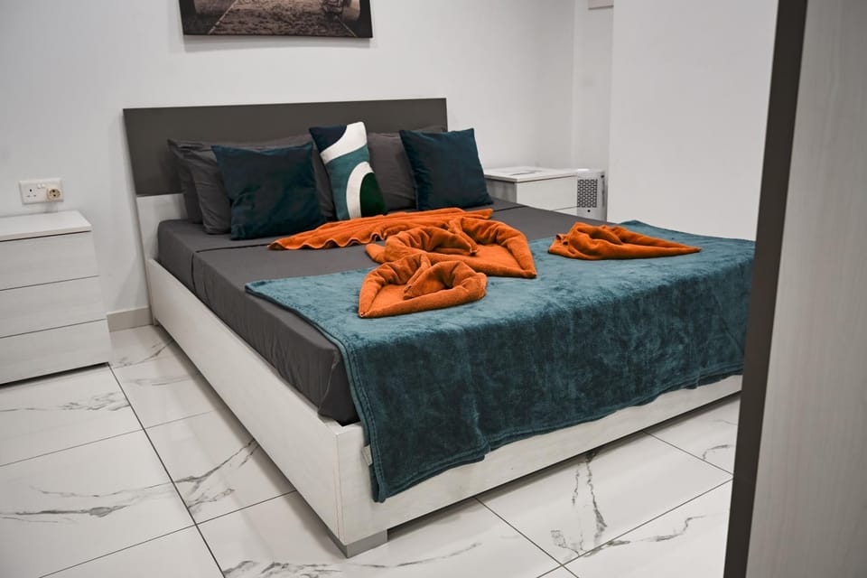 Bed, Bedroom, towels