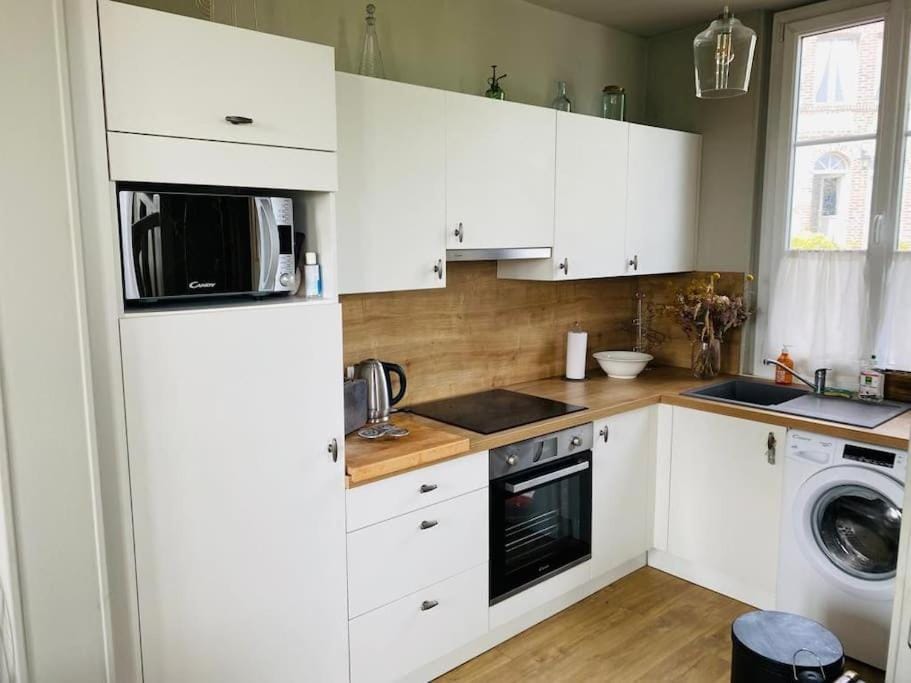 Coffee/tea facilities, Kitchen or kitchenette, oven, stove, toaster, washing machine