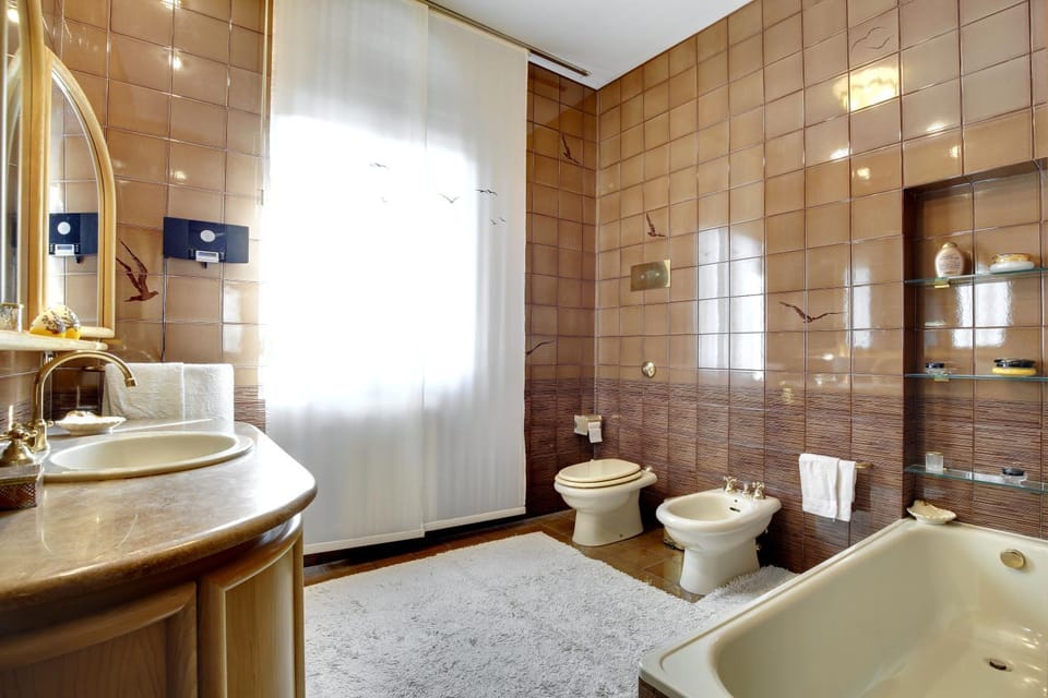 Day, Bathroom