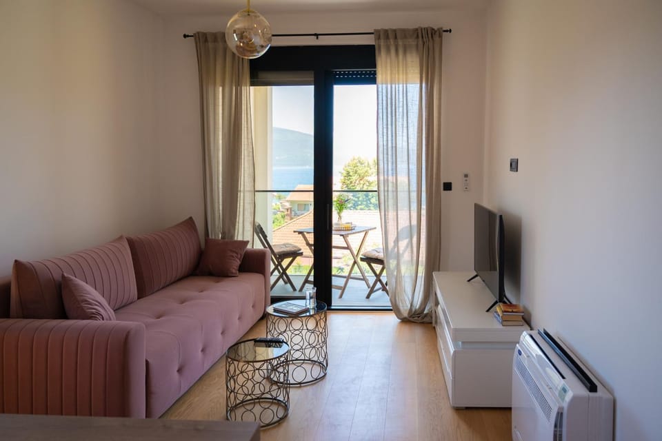 TV and multimedia, View (from property/room), Balcony/Terrace, Living room, Seating area