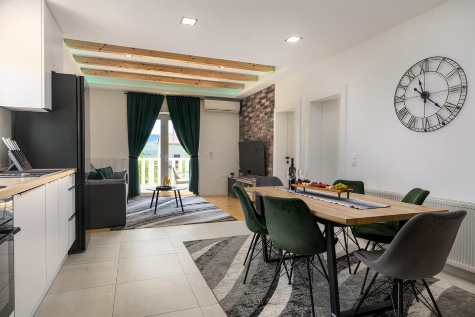 TV and multimedia, Kitchen or kitchenette, Living room, Seating area, Dining area, kitchen