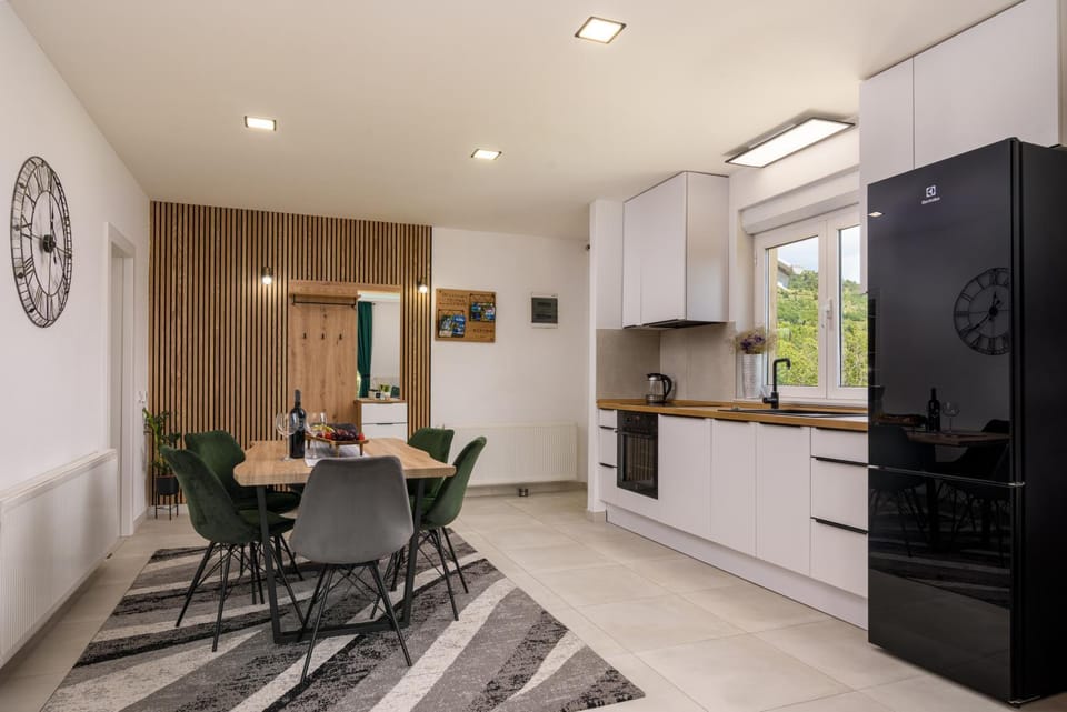 Kitchen or kitchenette, Seating area, Dining area, oven, kitchen