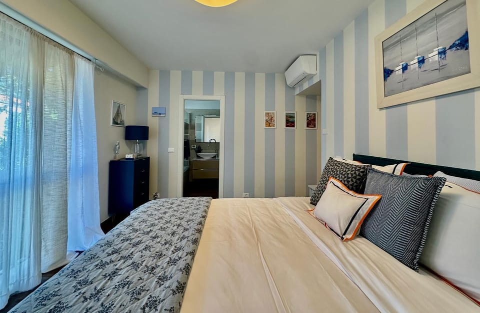 Bed, Photo of the whole room, Bedroom, air conditioner