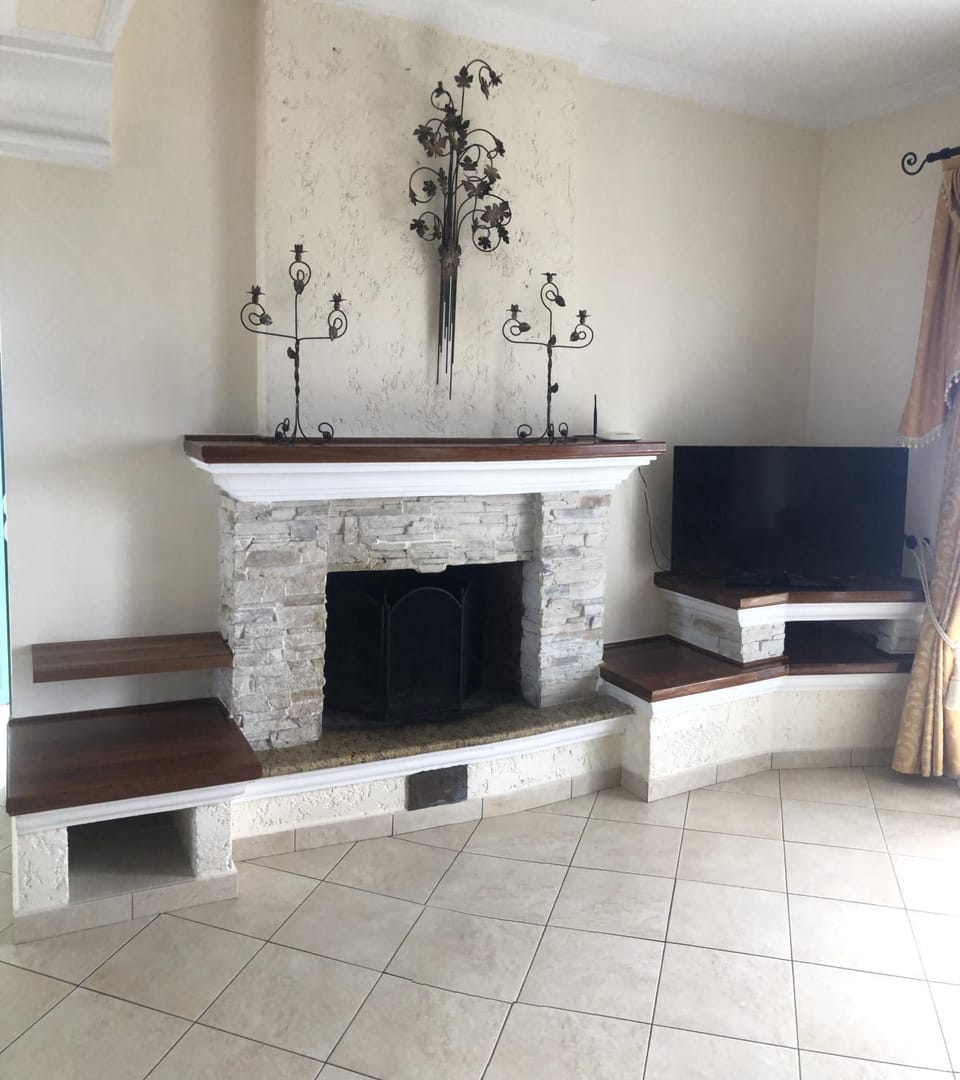 Communal lounge/ TV room, TV and multimedia, Living room, Seating area, flat iron