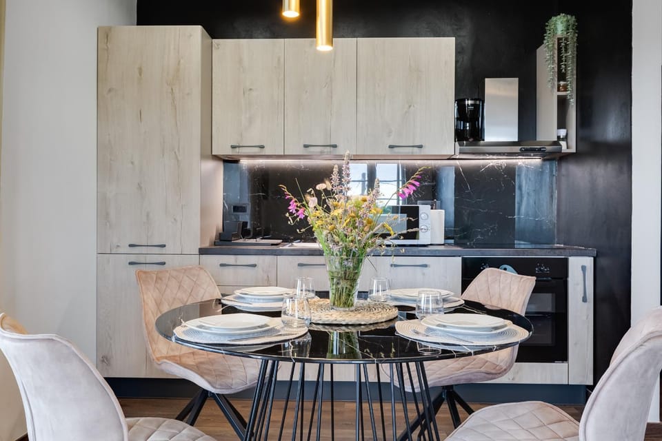 Kitchen or kitchenette, Seating area, Dining area, minibar, pet friendly, stove