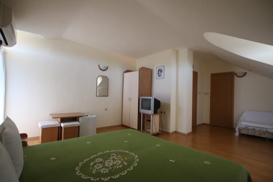 Bed, TV and multimedia, Photo of the whole room, Bedroom