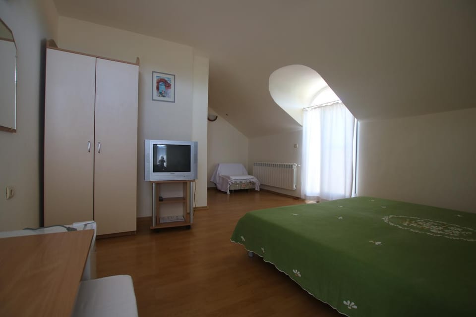 Bed, TV and multimedia, Photo of the whole room, Bedroom