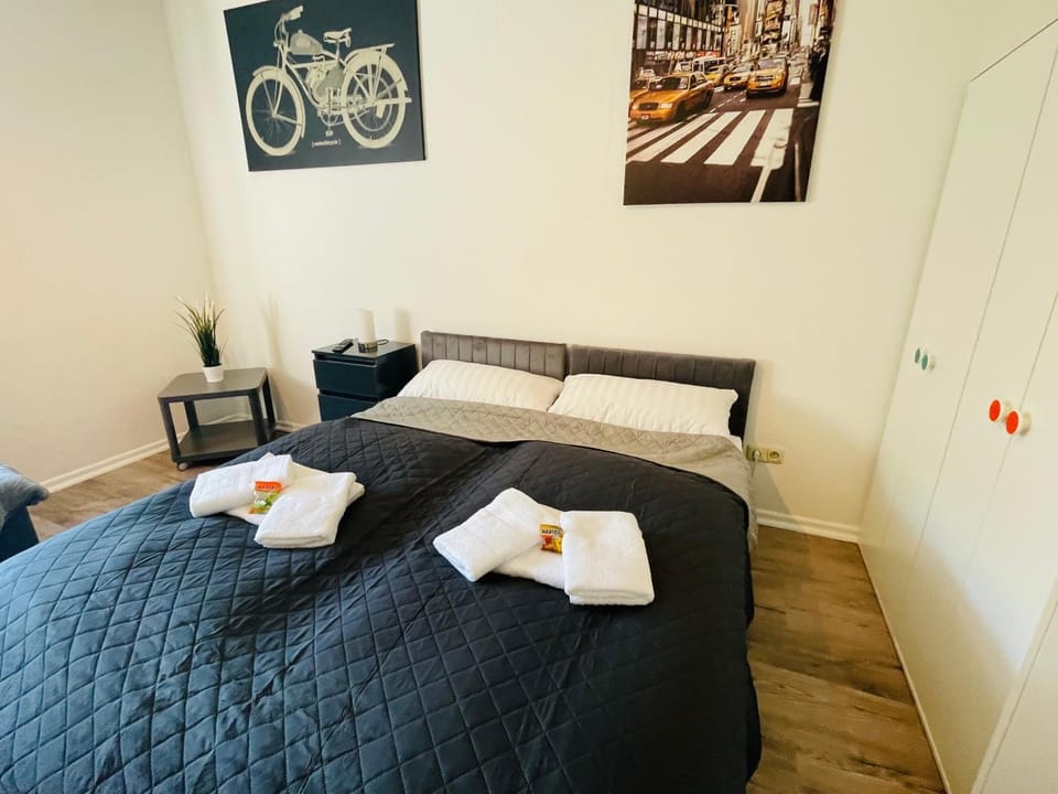 Bed, Photo of the whole room, Bedroom, towels
