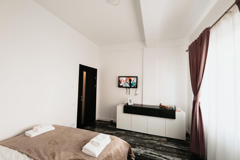 Bed, TV and multimedia, Photo of the whole room, Bedroom, towels