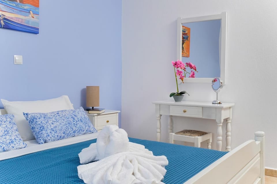 Bed, Decorative detail, Bedroom