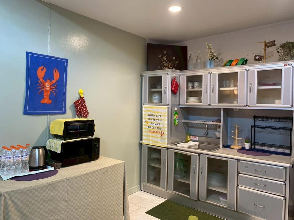 Kitchen or kitchenette, minibar
