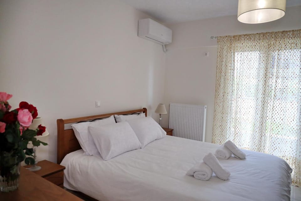 Bed, Photo of the whole room, Bedroom, towels, air conditioner