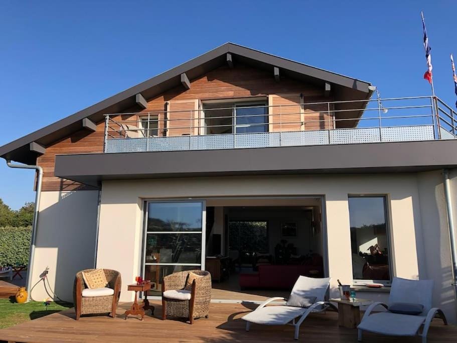 Property building, Balcony/Terrace, Balcony/Terrace, Living room