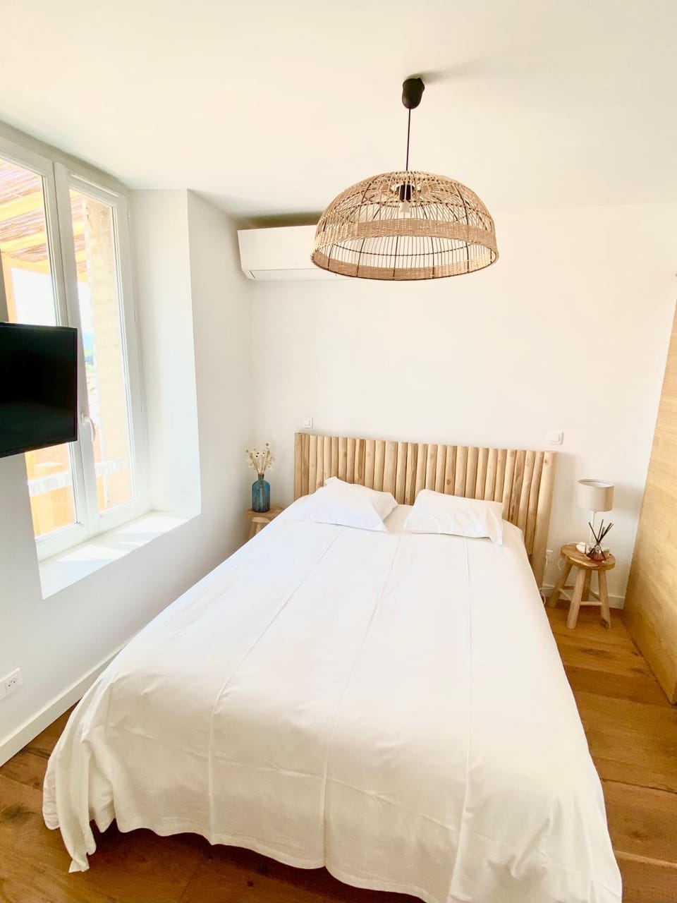 Bed, TV and multimedia, Photo of the whole room, Bedroom