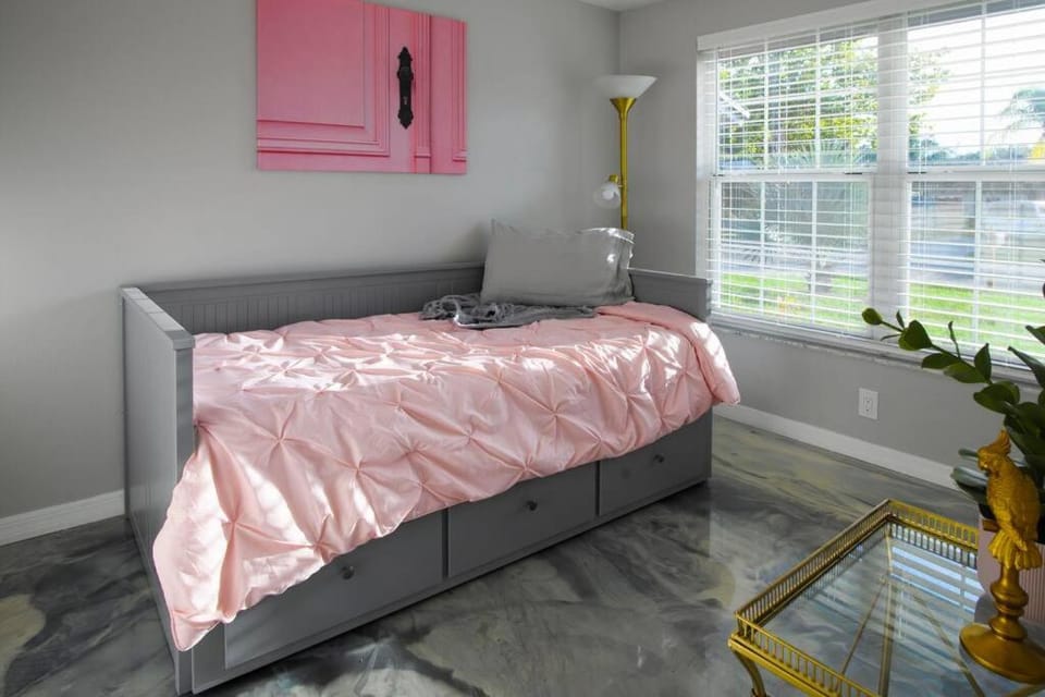 Charming Family Oasis ~ Dog-Friendly ~ Backyard House in Brandon