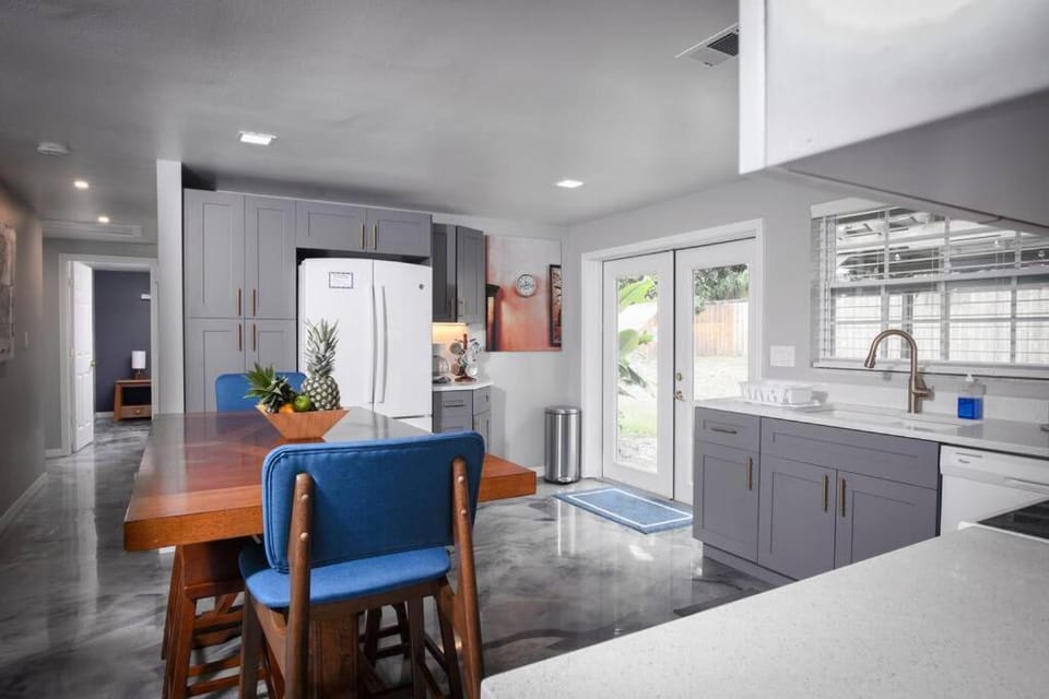 Charming Family Oasis ~ Dog-Friendly ~ Backyard House in Brandon