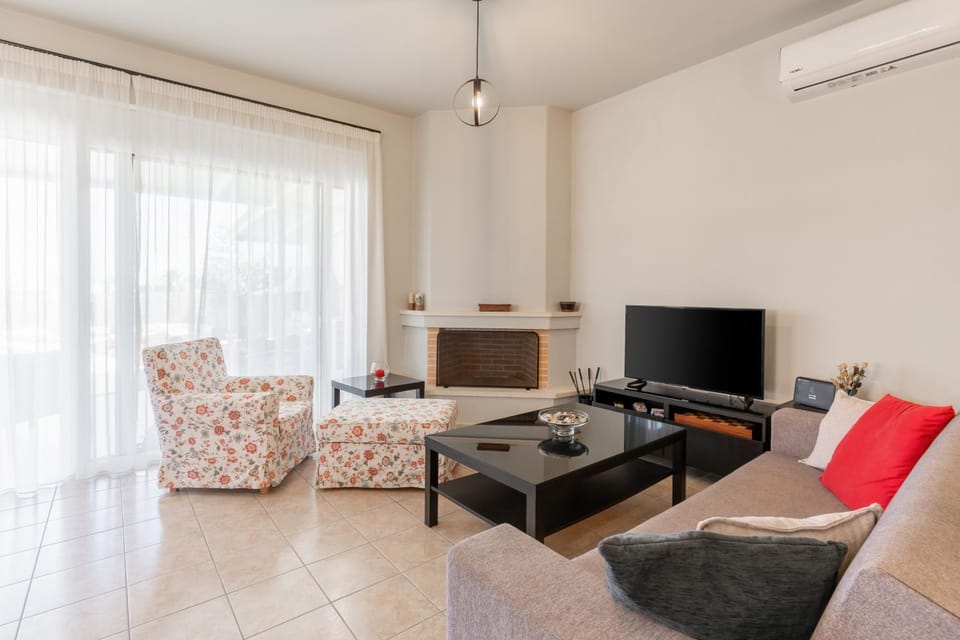 TV and multimedia, Living room, Seating area, air conditioner