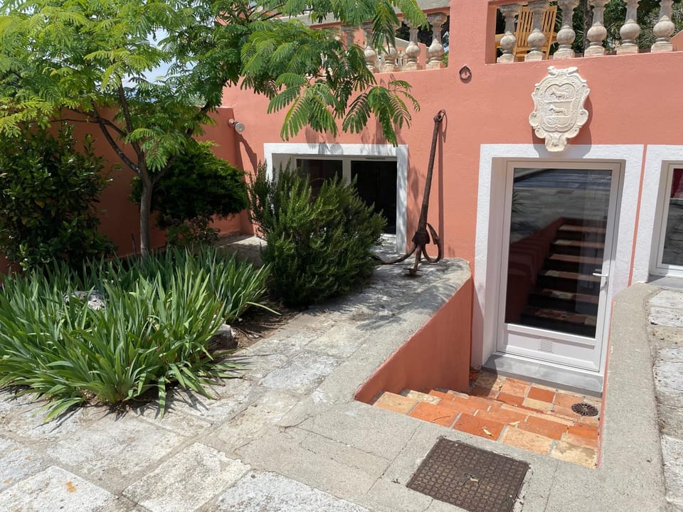 Facade/entrance, Garden view, acessibility