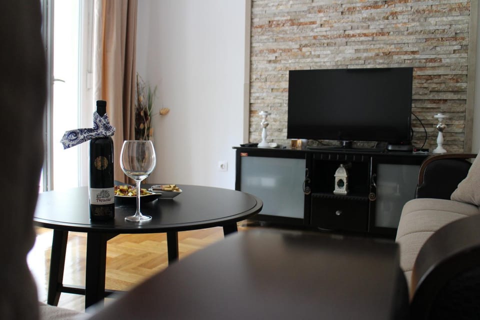 TV and multimedia, Living room, Seating area, Evening entertainment