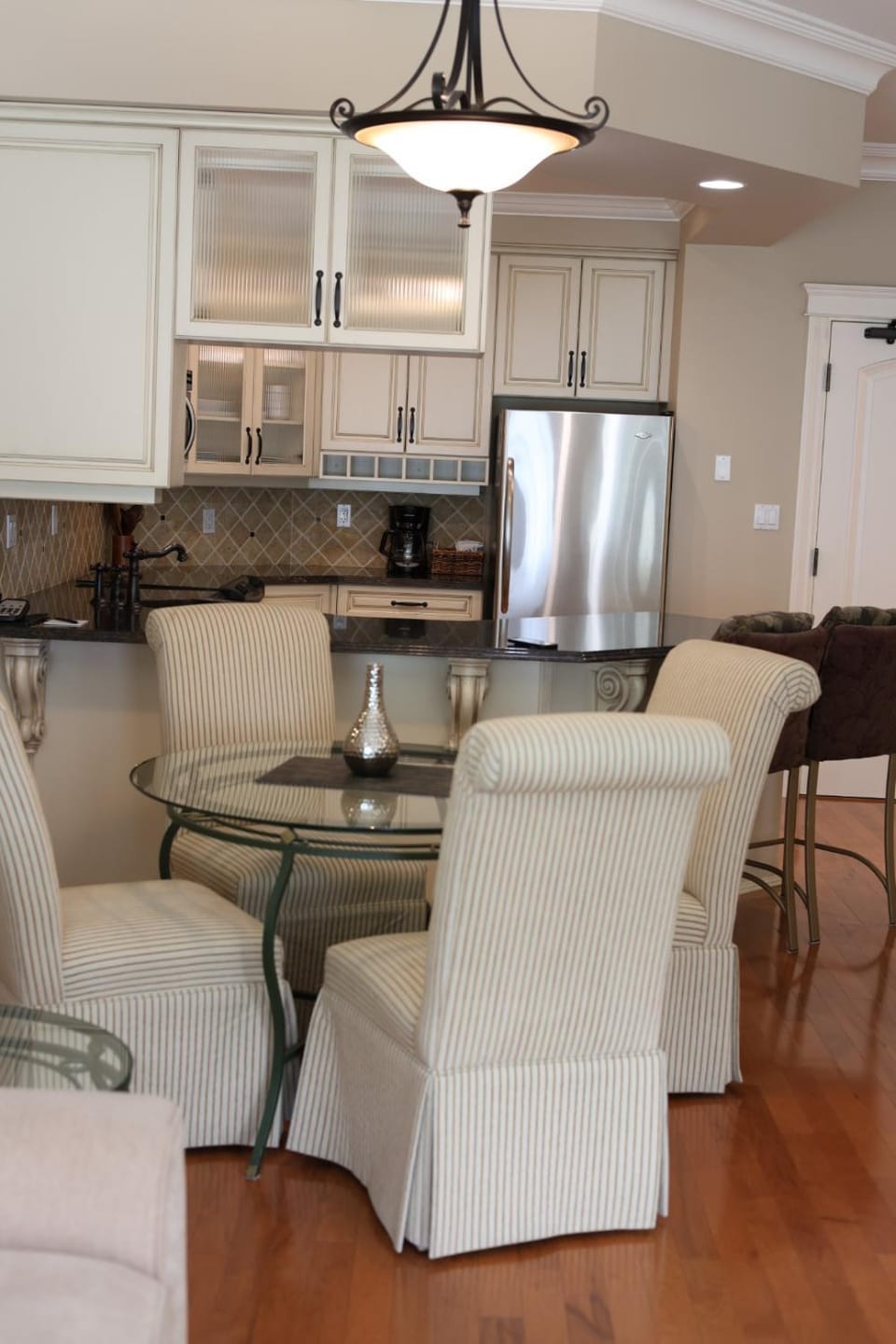 Kitchen or kitchenette, Dining area, oven
