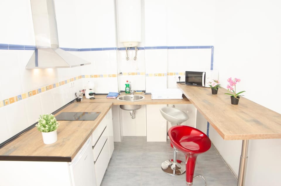 Kitchen or kitchenette, minibar