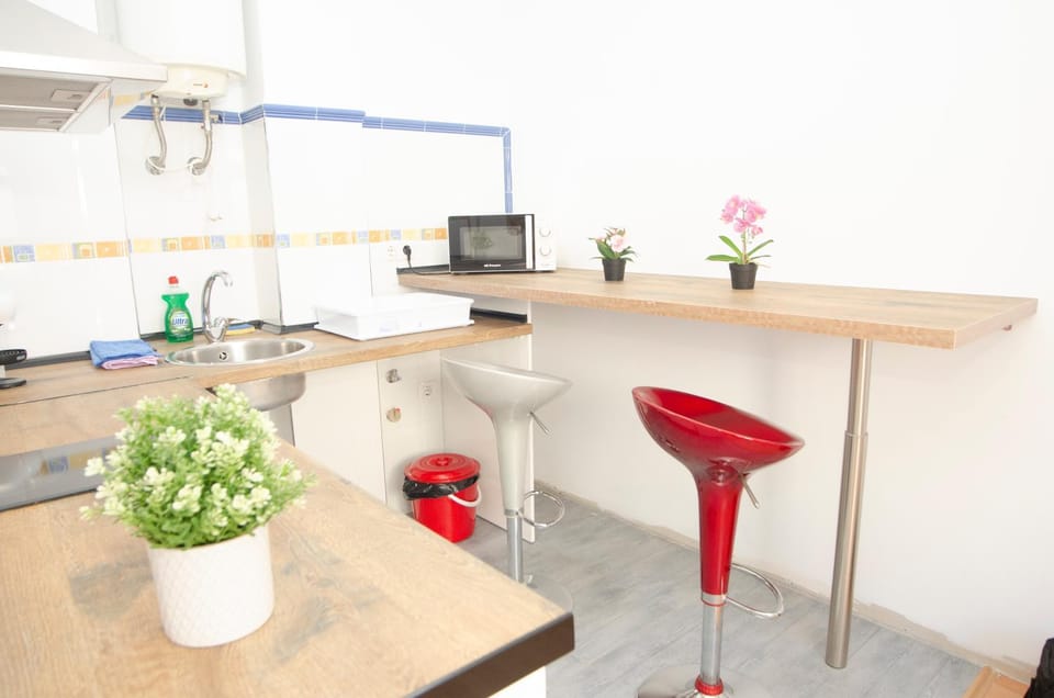 Kitchen or kitchenette, Dining area, minibar, stove