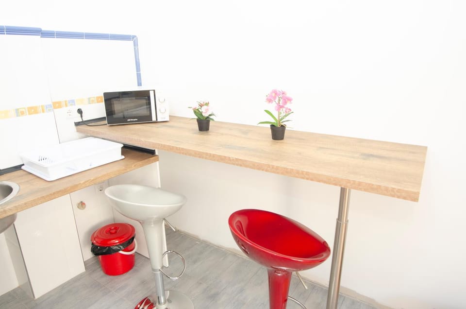 Kitchen or kitchenette, minibar