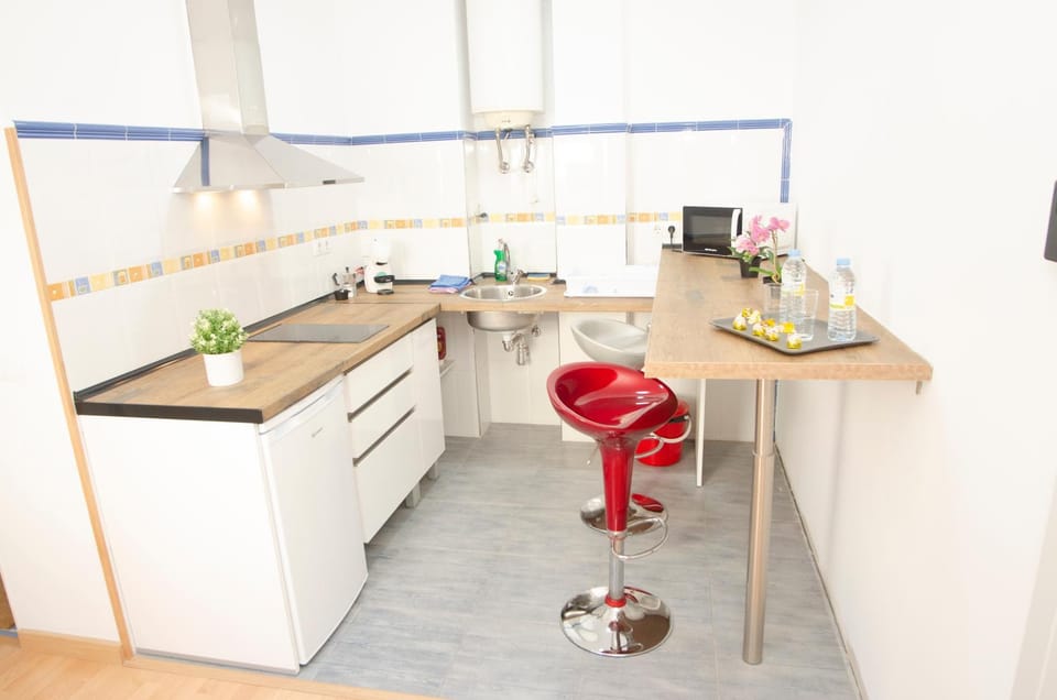 Kitchen or kitchenette, Dining area, minibar, stove