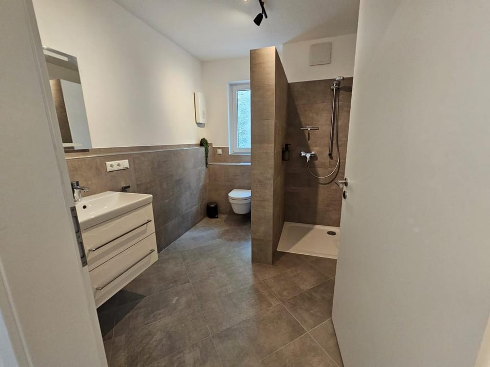 Shower, Toilet, Bathroom, towels