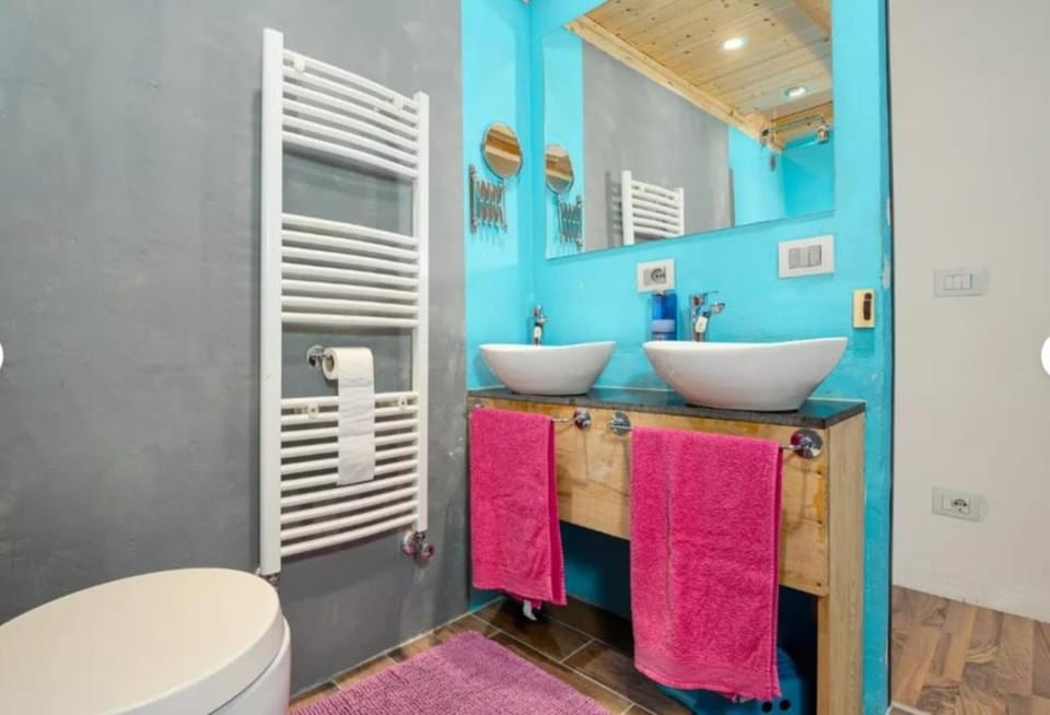 Toilet, Bathroom, towels, Internal: Not applicable to any particular room