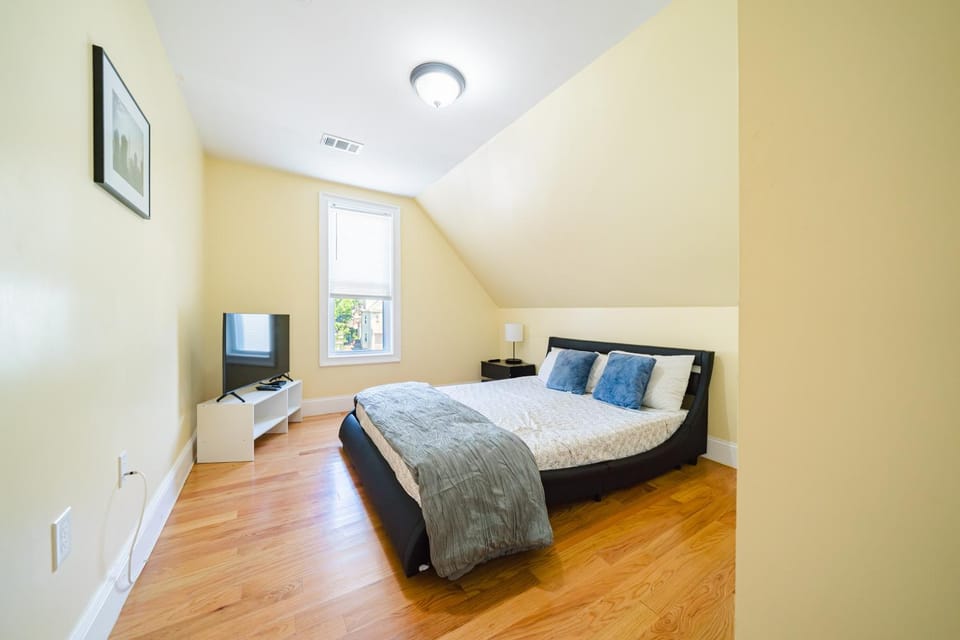 Family-Friendly 4BR Boston Stay Near Franklin Park, Free Parking, Near MTBA 233-3 Apartment in Quincy