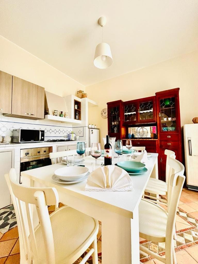 Dining area, kitchen