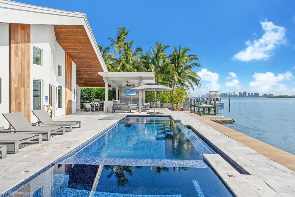 Property building, Day, Natural landscape, Pool view, Swimming pool, sunbed