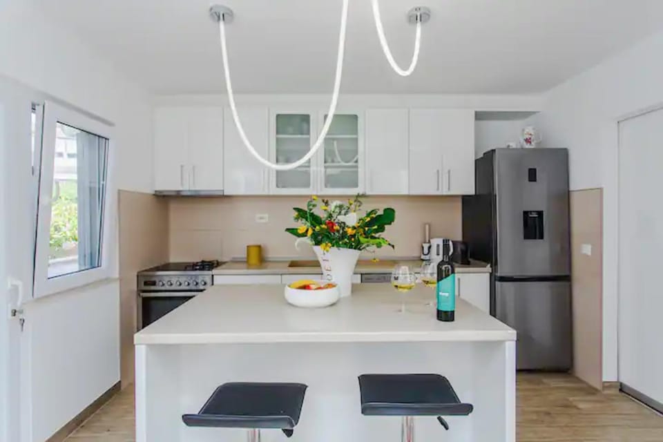 Kitchen or kitchenette, Dining area, Drinks, oven, stove