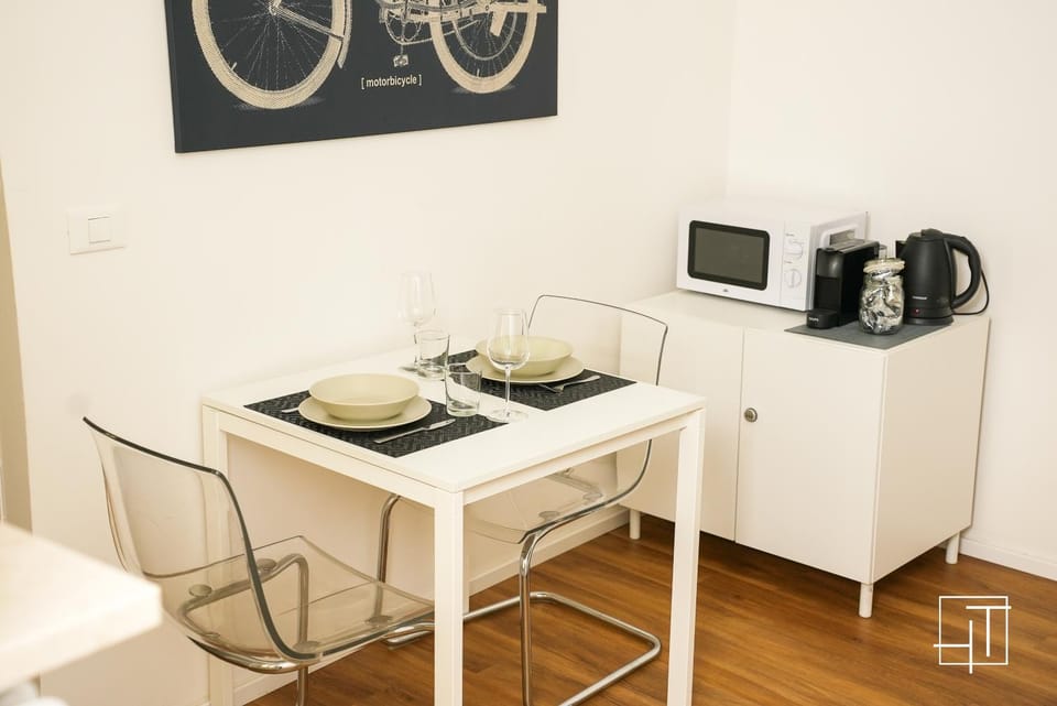 Coffee/tea facilities, Dining area, minibar