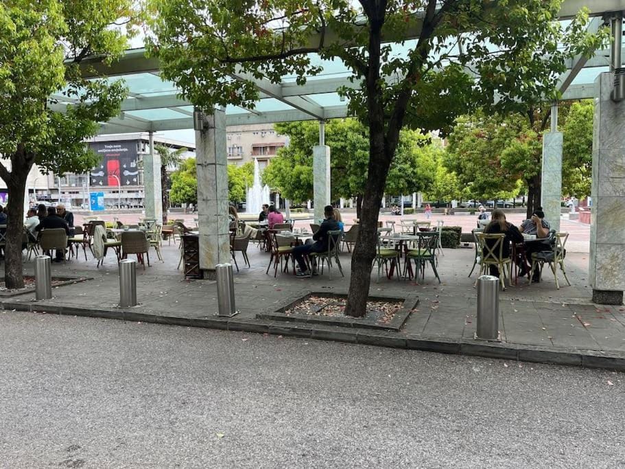 Restaurant/places to eat, People