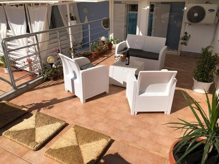 View (from property/room), Balcony/Terrace, Living room