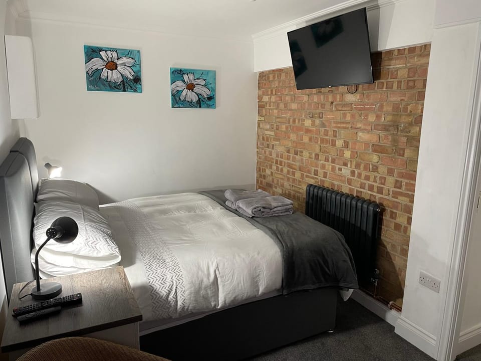 Bed, TV and multimedia, Bedroom